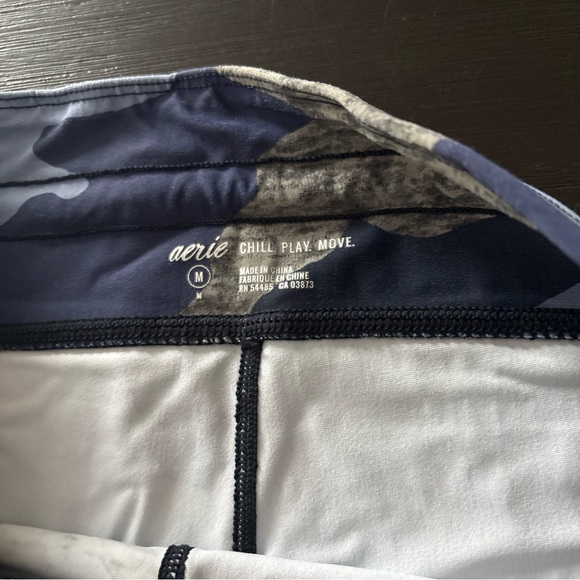 Aerie Chill Play Move Blue Camo Leggings Size Medium - Picture 3 of 5